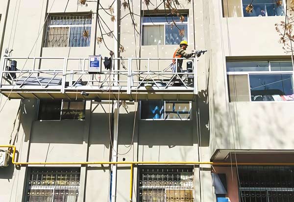 舊樓“穿新衣”外墻保溫板粘貼工