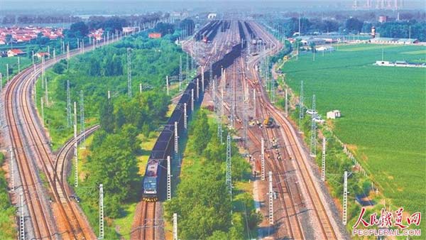 檢查整修確保列車(chē)運(yùn)行安全