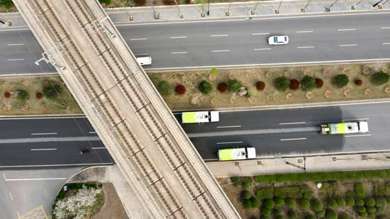 環(huán)衛(wèi)工人節(jié)：“東方紅”環(huán)衛(wèi)車和環(huán)衛(wèi)工人不