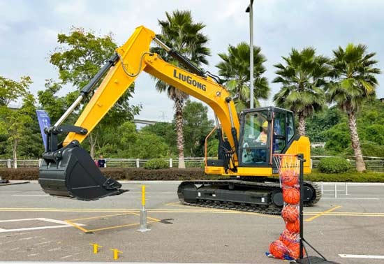 柳工設(shè)備閃耀四川公路養(yǎng)護(hù)技能大賽，以